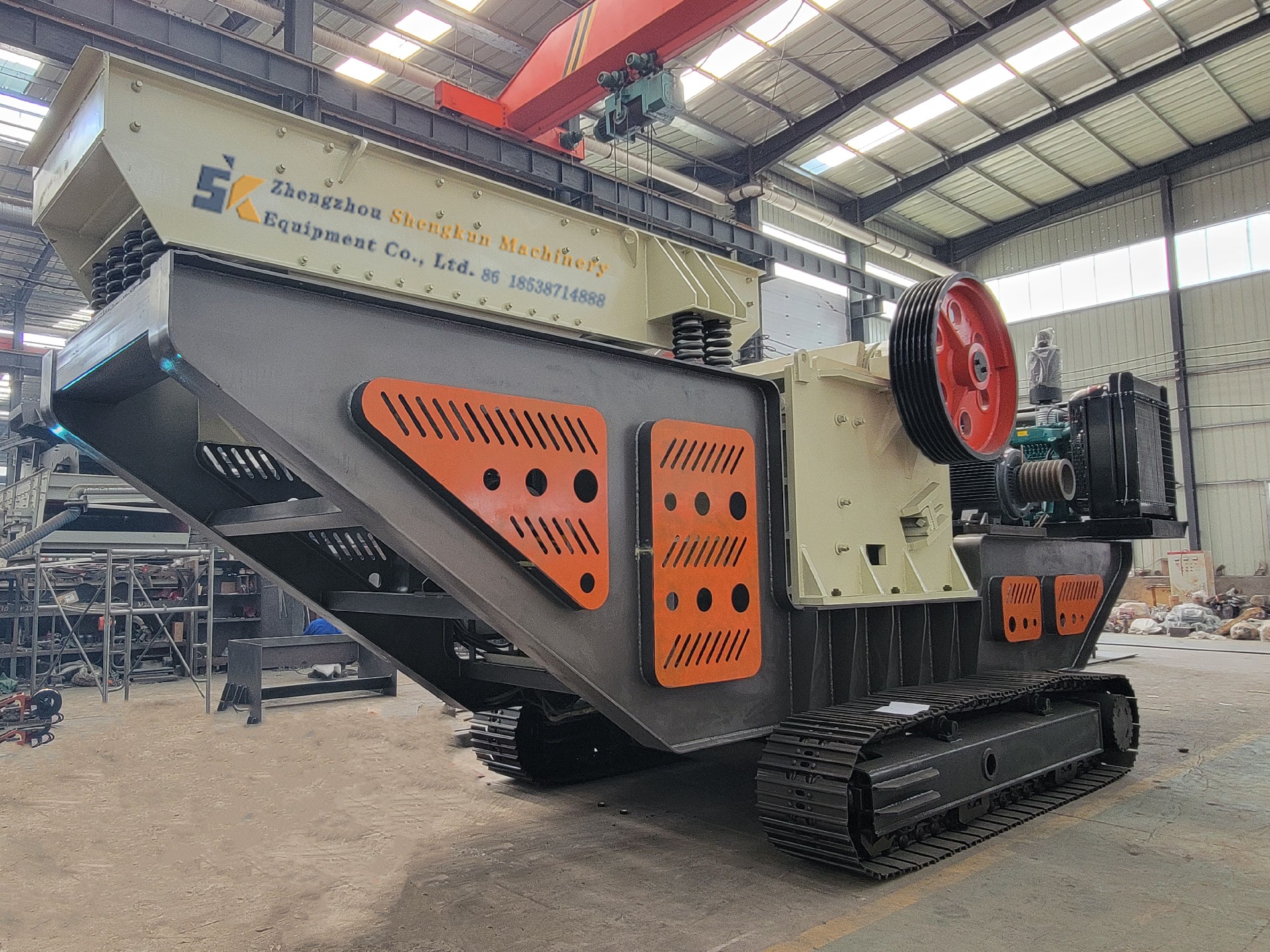 Crawler type screening mobile crushing station