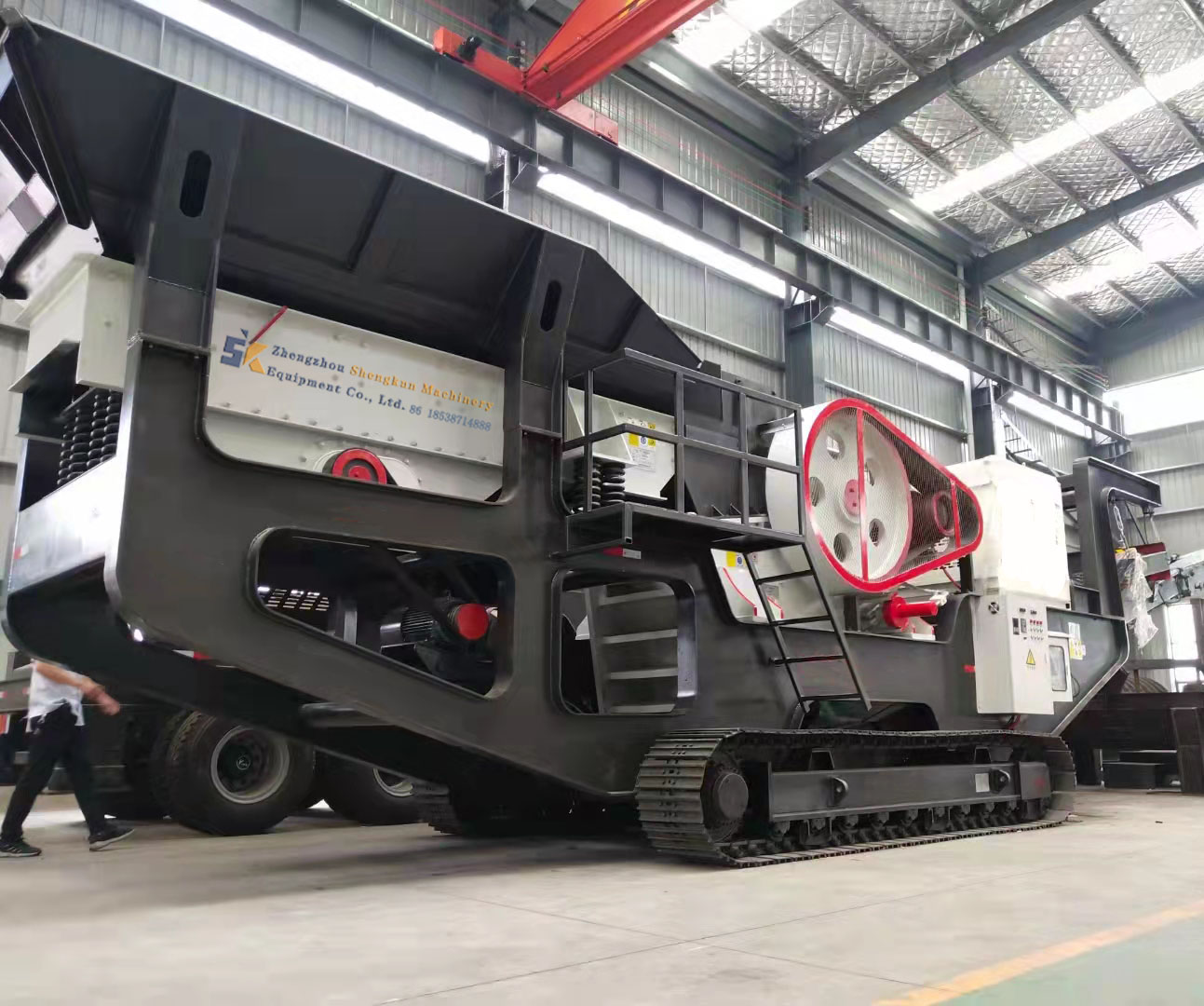 Crawler type screening mobile crushing station